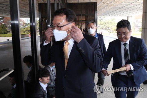 윤석열 총장 장모 의혹 사건 관련 고발장 제출(서울=연합뉴스) 홍해인 기자 = 21대 총선 열린민주당 비례대표 황희석(왼쪽부터), 최강욱, 조대진 후보가 지난 4월 7일 오후 서울 서초구 서울중앙지방검찰청을 찾아 통장 잔고 증명서 위조 혐의 등으로 기소된 윤석열 검찰총장의 장모 최모 씨와 윤 총장의 부인 김건희 씨에 대한 고발장을 접수하기 위해 검찰 민원실로 향하고 있다. [연합뉴스 자료사진]