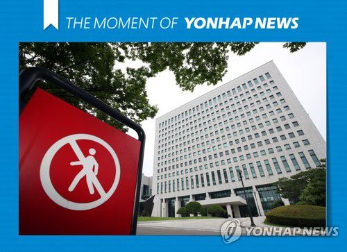 [모멘트] 추미애 장관, 대검에 '전문자문단 절차 중단' 수사지휘(서울=연합뉴스) 김인철 기자 = 지난 7월 2일 추미애 법무부 장관이 '검언유착 의혹' 수사와 관련해 전문수사자문단 소집 절차를 중단하라며 윤석열 검찰총장에게 수사지휘권을 발동했다. 사진은 이날 오후 서울 서초구 대검찰청 모습. [연합뉴스 사진자료]