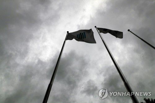 먹구름 속 검찰 깃발[연합뉴스 자료사진]