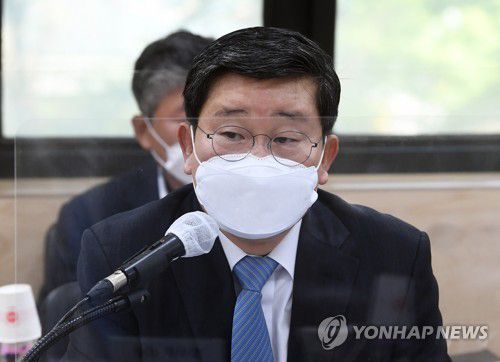 인사말 하는 전해철 의원(안산=연합뉴스) 홍기원 기자 = 18일 오전 경기도 안산시청에서 열린 '조두순 재범 방지 대책 마련 간담회'에서 더불어민주당 전해철 의원이 인사말을 하고 있다. 2020.9.18 xanadu@yna.co.kr