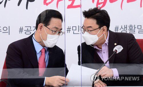 이야기하는 주호영과 김성원(서울=연합뉴스) 하사헌 기자 = 국민의힘 주호영 원내대표(왼쪽)와 김성원 원내수석부대표가 20일 오전 서울 여의도 국회에서 열린 원내대표단회의에서 이야기하고 있다. 2020.10.20 toadboy@yna.co.kr