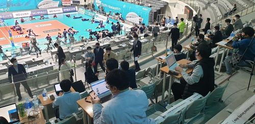 관중석에서 진행한 경기전 감독 인터뷰(서울=연합뉴스) 김경윤 기자 = 박미희 흥국생명 감독이 21일 서울 장충체육관에서 치러지는 프로배구 2020-2021 V리그 여자부 GS 칼텍스와 원정 경기를 앞두고 관중석에서 취재진 질문을 받고 있다. 김연경이 복귀하는 이 날 경기장엔 77명의 취재진이 몰렸다. 2020. 10. 21. cycle@yna.co.kr