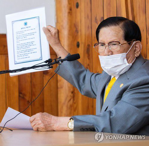 특별편지 들어보이는 신천지 이만희 총회장[연합뉴스 자료사진]