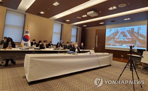 주일 한국대사관 국회 외통위 국정감사(도쿄=연합뉴스) 김호준 특파원 = 21일 오전 10시 국회 외교통일위원회의 주일 및 주중 한국대사관 국정감사가 온라인으로 열렸다. 이날 외통위의 국정감사는 서울과 도쿄, 베이징을 화상으로 연결하는 방식으로 진행됐다. 사진은 남관표 주일 한국대사(가운데) 등이 도쿄 소재 주일 한국대사관에서 국정감사를 받는 모습. hojun@yna.co.kr 2020.10.21