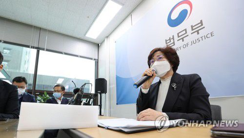 대체복무제 시행 관련 브리핑(서울=연합뉴스) 김인철 기자 = 이영희 법무부 교정본부장이 21일 오후 서울고등검찰청 의정관에서 열린 법무부 대체복무제 시행 관련 브리핑에서 발언하고 있다. yatoya@yna.co.kr