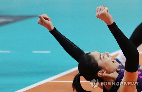 김연경 '코트에 누워서도 기뻐!'(서울=연합뉴스) 홍해인 기자 = 21일 오후 서울 장충체육관에서 열린 도드람 2020-2021 V리그 배구 여자부 흥국생명과 GS칼텍스의 경기. 
    2세트 흥국생명 김연경이 레프트 공격을 득점으로 성공하며 코트에 드러누운 뒤 기뻐하고 있다. 2020.10.21 hihong@yna.co.kr