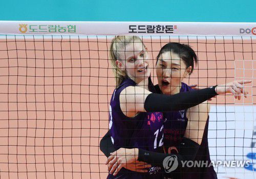 루시아와 포옹하는 김연경(서울=연합뉴스) 홍해인 기자 = 21일 오후 서울 장충체육관에서 열린 도드람 2020-2021 V리그 배구 여자부 흥국생명과 GS칼텍스의 경기. 
    3세트 후반 흥국생명 루시아와 김연경이 득점에 성공한 뒤 포옹하고 있다. 2020.10.21 hihong@yna.co.kr