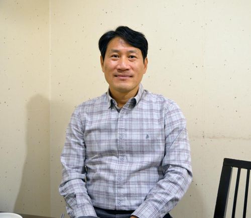 인터뷰하는 김병곤 코치(서울=연합뉴스) 김경윤 기자 = 1년간 토론토 블루제이스 류현진의 트레이닝 코치로 활동했던 김병곤 코치가 21일 서울 모처에서 인터뷰한 뒤 포즈를 취하고 있다. 2020.10.21. cycle@yna.co.kr
