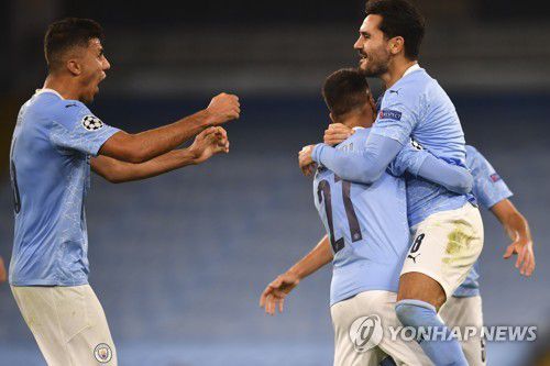 귄도안(오른쪽) 득점 후 기뻐하는 맨시티 선수들[AP=연합뉴스 자료사진]