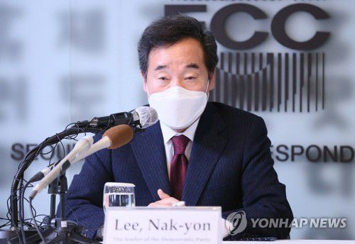 (서울=연합뉴스) 더불어민주당 이낙연 대표가 21일 오후 서울 중구 한국프레스센터에서 열린 외신기자클럽 초청 행사에서 인사말을 하고 있다. [국회사진기자단]