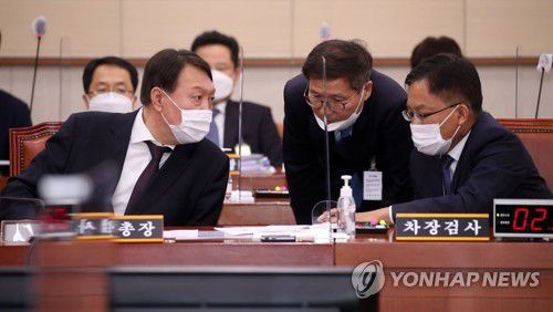 논의하는 윤석열 검찰총장(서울=연합뉴스) 하사헌 기자 = 윤석열 검찰총장이 22일 오전 서울 여의도 국회 법제사법위원회에서 열린 대검찰청 국정감사에서 조남권 차장 검사 등과 대화하고 있다.  2020.10.22 toadboy@yna.co.kr