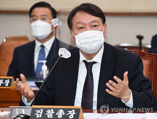 국정감사 답변하는 윤석열 검찰총장(서울=연합뉴스) 하사헌 기자 = 윤석열 검찰총장이 22일 오전 서울 여의도 국회 법제사법위원회에서 열린 대검찰청 국정감사에서 답변하고 있다. toadboy@yna.co.kr