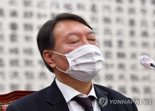 생각에 잠긴 윤석열(서울=연합뉴스) 하사헌 기자 = 윤석열 검찰총장이 22일 오전 서울 여의도 국회 법제사법위원회에서 열린 대검찰청 국정감사에서 잠시 눈을 감고 생각에 잠겨 있다.  2020.10.22 toadboy@yna.co.kr