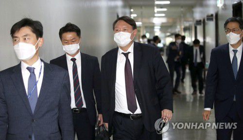 정회 후 국감장 나서는 윤석열(서울=연합뉴스) 하사헌 기자 = 윤석열 검찰총장이 22일 서울 여의도 국회 법제사법위원회에서 열린 대검찰청 국정감사에서 정회 되자 국감장을 나서고 있다.  2020.10.22 toadboy@yna.co.kr