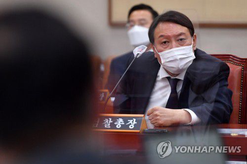 언쟁하는 윤석열 검찰총장윤석열 검찰총장이 지난 22일 서울 여의도 국회 법제사법위원회에서 열린 대검찰청 국정감사에서 더불어민주당 박범계 의원과 언쟁하고 있다. [연합뉴스 자료사진]