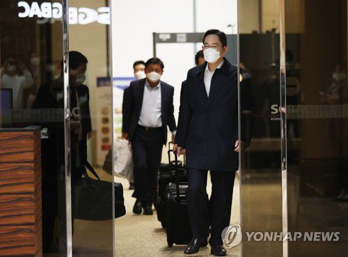 귀국하는 이재용(서울=연합뉴스) 이지은 기자 = 이재용 삼성전자 부회장이 베트남 출장을 마친 뒤 23일 오전 서울  서울 강서구 김포비즈니스항공센터를 통해 귀국하고 있다. 2020.10.23 jieunlee@yna.co.kr