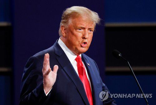 마지막 대선 TV토론에서 발언하는 트럼프(내슈빌 로이터=연합뉴스) 도널드 트럼프 미국 대통령이 22일(현지시간) 테네시주 내슈빌의 벨몬트 대학에서 조 바이든 민주당 대선 후보와 가진 마지막 TV 토론회에서 발언하고 있다. leekm@yna.co.kr