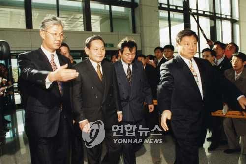 1995년 6공 비자금 사건 당시 검찰에 출석하는 이건희 회장[연합뉴스 자료사진]