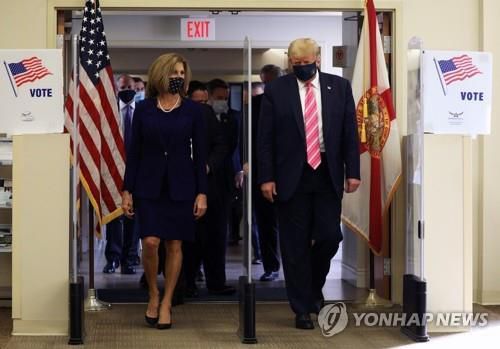 플로리다서 사전 현장투표 후 투표소 나서는 트럼프 대통령[로이터=연합뉴스]