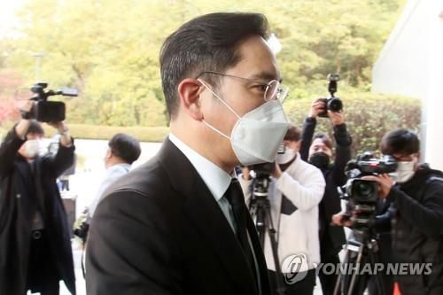 빈소 향하는 이재용 부회장
    (서울=연합뉴스) 임헌정 기자 = 이재용 삼성전자 부회장이 25일 오후 이건희 삼성그룹 회장의 빈소가 마련된 서울 강남구 삼성서울병원 장례식장으로 들어서고 있다. kane@yna.co.kr (끝)