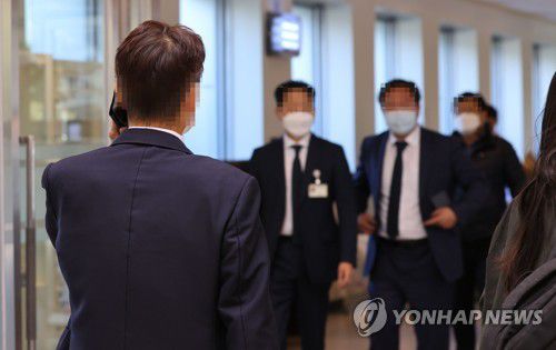 이건희 삼성그룹 회장 별세(서울=연합뉴스) 김인철 기자 = 이건희 삼성그룹 회장이 별세한 25일 오전 서울 강남구 삼성서울병원 장례식장에서 삼성 관계자들이 분주하게 움직이고 있다. 2020.10.25 yatoya@yna.co.kr