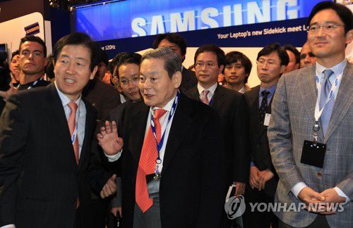 CES 방문한 이건희 회장(서울=연합뉴스) 한국 재계를 대표하는 이건희 삼성그룹 회장이 25일 서울 일원동 삼성서울병원에서 별세했다. 향년 78세. 2014년 5월 급성심근경색증으로 서울 이태원동 자택에서 쓰러진 뒤 6년만이다. 유족으로는 부인 홍라희 전 리움미술관 관장, 아들 이재용 삼성전자 부회장, 딸 이부진 호텔신라 사장, 이서현 삼성복지재단 이사장, 사위 김재열 삼성경제연구소 사장이 있다. 2010년 1월 이건희 회장의 미국 라스베이거스 가전전시회(CES 2010)에서의 모습. 그해 3월 24일 이 회장은 삼성전자 회장으로 복귀했다. 2020.10.25 [연합뉴스 자료사진] photo@yna.co.kr