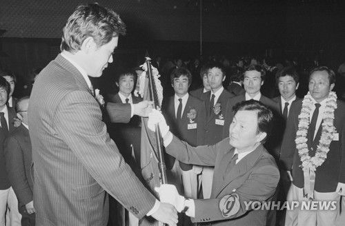 삼성 라이온즈 창단식에서의 이건희 회장(서울=연합뉴스) 한국 재계를 대표하는 이건희 삼성그룹 회장이 25일 서울 일원동 삼성서울병원에서 별세했다. 향년 78세. 2014년 5월 급성 심근경색증으로 서울 이태원동 자택에서 쓰러진 뒤 6년 만이다. 유족으로는 부인 홍라희 전 리움미술관 관장, 아들 이재용 삼성전자 부회장, 딸 이부진 호텔신라 사장, 이서현 삼성복지재단 이사장, 사위 김재열 삼성경제연구소 사장이 있다. 1982년 신라호텔에서 열린 삼성 라이온즈 창단식에서 이건희 회장이 이수빈 대표이사에게 단기를 수여하고 있다. 2020.10.25 [연합뉴스 자료사진] photo@yna.co.kr