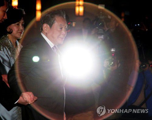 이건희 삼성 회장 별세(서울=연합뉴스) 한국 재계를 대표하는 이건희 삼성그룹 회장이 25일 서울 일원동 삼성서울병원에서 별세했다. 향년 78세.  2014년 5월 급성심근경색증으로 서울 이태원동 자택에서 쓰러진 뒤 6년만이다. 유족으로는 부인 홍라희 전 리움미술관 관장, 아들 이재용 삼성전자 부회장, 딸 이부진 호텔신라 사장, 이서현 삼성복지재단 이사장, 사위 김재열 삼성경제연구소 사장이 있다. 2012년 신년하례회 참석한 이건희 회장. 2020.10.25 [연합뉴스 자료사진] photo@yna.co.kr