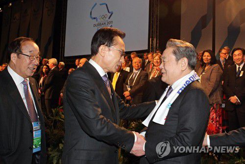 이건희 삼성 회장 별세(서울=연합뉴스) 한국 재계를 대표하는 이건희 삼성그룹 회장이 25일 서울 일원동 삼성서울병원에서 별세했다. 향년 78세. 2014년 5월 급성심근경색증으로 서울 이태원동 자택에서 쓰러진 뒤 6년 만이다. 유족으로는 부인 홍라희 전 리움미술관 관장, 아들 이재용 삼성전자 부회장, 딸 이부진 호텔신라 사장, 이서현 삼성복지재단 이사장, 사위 김재열 삼성경제연구소 사장이 있다. 2011년 7월 7일 남아공 더반에서 평창 동계올림픽 확정 후 이건희 IOC 위원과 이명박 전 대통령이 인사하고 있다. 2020.10.25 [연합뉴스 자료사진] photo@yna.co.kr