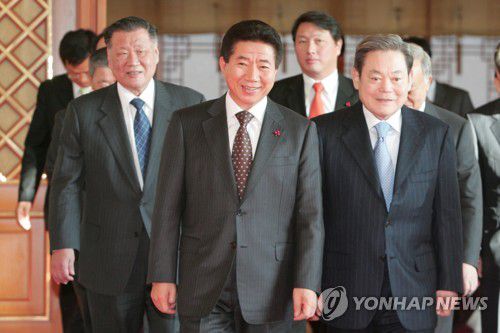 노무현 전 대통령과 이건희 회장(서울=연합뉴스) 한국 재계를 대표하는 이건희 삼성그룹 회장이 25일 서울 일원동 삼성서울병원에서 별세했다. 향년 78세. 2014년 5월 급성심근경색증으로 서울 이태원동 자택에서 쓰러진 뒤 6년 만이다. 유족으로는 부인 홍라희 전 리움미술관 관장, 아들 이재용 삼성전자 부회장, 딸 이부진 호텔신라 사장, 이서현 삼성복지재단 이사장, 사위 김재열 삼성경제연구소 사장이 있다. 2006년 12월 28일 청와대에서 열린 대중소기업 상생협력 성과 보고회에서 환담장으로 향하는 노무현 전 대통령과 이건희 회장. 2020.10.25 [연합뉴스 자료사진] photo@yna.co.kr