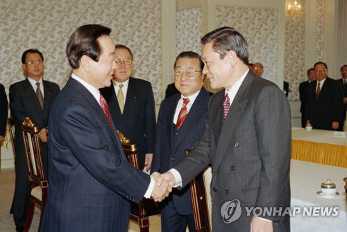 김영삼 전 대통령과 이건희 회장(서울=연합뉴스) 한국 재계를 대표하는 이건희 삼성그룹 회장이 25일 서울 일원동 삼성서울병원에서 별세했다. 향년 78세.  2014년 5월 급성심근경색증으로 서울 이태원동 자택에서 쓰러진 뒤 6년 만이다. 유족으로는 부인 홍라희 전 리움미술관 관장, 아들 이재용 삼성전자 부회장, 딸 이부진 호텔신라 사장, 이서현 삼성복지재단 이사장, 사위 김재열 삼성경제연구소 사장이 있다. 사진은 1994년 1월 21일 청와대에서 김영삼 전 대통령과 악수하는 이건희 회장. 2020.10.25 [연합뉴스 자료사진] photo@yna.co.kr