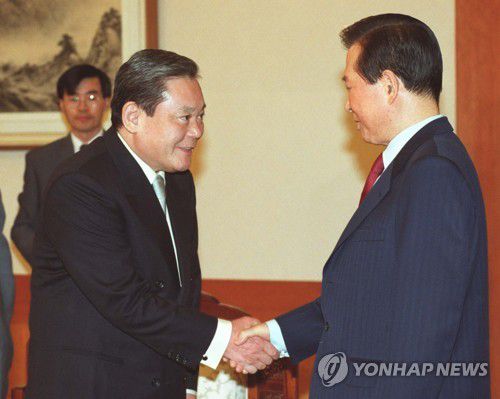 김대중 전 대통령과 이건희 회장(서울=연합뉴스) 한국 재계를 대표하는 이건희 삼성그룹 회장이 25일 서울 일원동 삼성서울병원에서 별세했다. 향년 78세.  2014년 5월 급성심근경색증으로 서울 이태원동 자택에서 쓰러진 뒤 6년 만이다. 유족으로는 부인 홍라희 전 리움미술관 관장, 아들 이재용 삼성전자 부회장, 딸 이부진 호텔신라 사장, 이서현 삼성복지재단 이사장, 사위 김재열 삼성경제연구소 사장이 있다.  2001년 5월 12일 청와대에서 김대중 전 대통령과 악수하는 이건희 회장. 2020.10.25 [연합뉴스 자료사진] photo@yna.co.kr