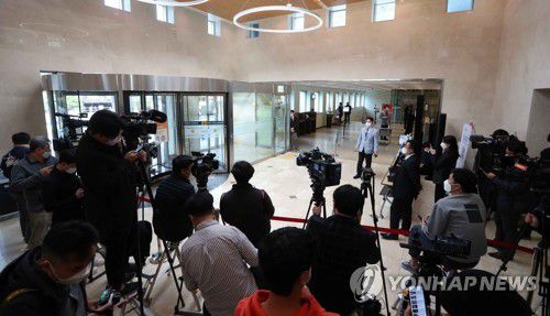 이건희 회장 빈소 앞 대기하는 취재진(서울=연합뉴스) 김인철 기자 = 이건희 삼성그룹 회장이 별세한 25일 오전 서울 강남구 삼성서울병원 장례식장 입구에서 취재진이 대기하고 있다. 2020.10.25 yatoya@yna.co.kr