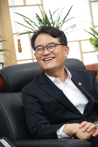 윤종인 개인정보보호위원장(서울=연합뉴스) 김승두 기자 = 윤종인 개인정보보호위원장이 지난 23일 정부서울청사 집무실에서 연합뉴스와 인터뷰를 하고 있다. 2020.10.26