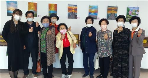 하동종합복지관, 어르신 미술·한지공예 작품전 개최[하동군 제공. 재판매 및 DB 금지]