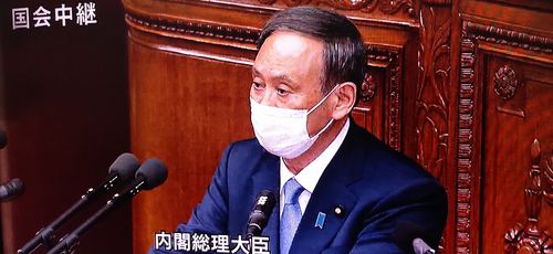 (도쿄=연합뉴스) 스가 요시히데 일본 총리가 26일 개원한 임시 국회에서 소신표명 연설을 하고 있다. [NHK 중계화면 캡처]