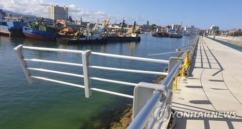 부실 공사인가, 태풍 때문인가 지난달 22일 강릉시 주문진 동방파제의 난간이 파손돼 있다. [연합뉴스 자료사진]