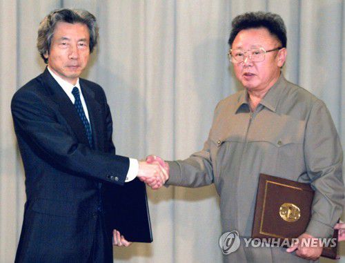 북일 평양선언 당시의 고이즈미 준이치로와 김정일(2002년)[교도=연합뉴스 자료사진]