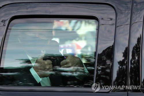 코로나19 확진 뒤 지지자들에게 '엄지척'을 보내며 건재를 과시하는 트럼프 대통령[로이터=연합뉴스 자료사진]