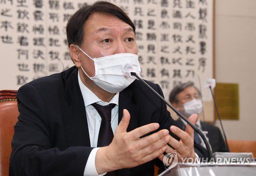 국정감사 답변하는 윤석열 검찰총장(서울=연합뉴스) 하사헌 기자 = 윤석열 검찰총장이 22일 오전 서울 여의도 국회 법제사법위원회에서 열린 대검찰청 국정감사에서 답변하고 있다.  2020.10.22 toadboy@yna.co.kr