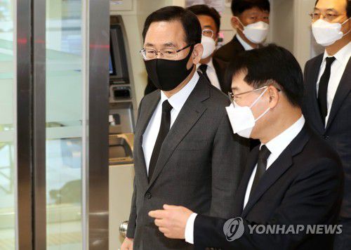 고 이건희 회장 조문 마친 주호영 원내대표(서울=연합뉴스) 국민의힘 주호영 원내대표(왼쪽)가 26일 오전 고(故) 이건희 삼성그룹 회장의 빈소가 마련된 서울 강남구 삼성서울병원 장례식장에서 조문을 마친 뒤 건물을 나서고 있다. 2020.10.26 [사진공동취재단] photo@yna.co.kr