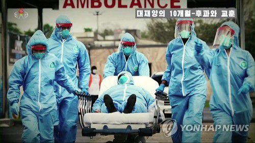 조선중앙TV, 해외 코로나19 상황 전하며 경종(서울=연합뉴스) 북한 방송이 미국과 유럽 등의 신종 코로나바이러스 감염증(코로나19) 확산 상황을 통해 주민들의 경각심을 높이고 있다. 조선중앙TV는 26일 '대재앙의 10개월-후과와 교훈'이라는 특집 방송을 편성해 미국과 프랑스, 영국, 칠레 등 해외 코로나19 소식을 전했다. 해외 한 병원에서 방역복을 입은 의료진이 환자를 이송하고 있다. [조선중앙TV 화면] 2020.10.26 
    [국내에서만 사용가능. 재배포 금지. For Use Only in the Republic of Korea. No Redistribution] nkphoto@yna.co.kr