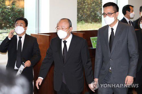 고 이건희 회장 조문 마친 김승연 회장(서울=연합뉴스) 김승연 한화그룹 회장이 26일 오후 고 이건희 삼성그룹 회장 빈소가 마련된 서울 강남구 삼성서울병원 장례식장에서 아들인 김동선 전 한화건설 팀장과 조문을 마친 뒤 나서고 있다. 2020.10.26 [사진공동취재단] photo@yna.co.kr