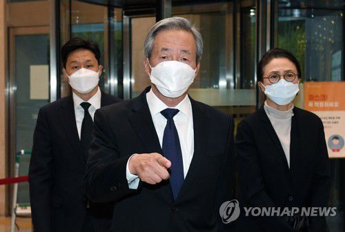 고 이건희 회장 빈소 찾은 정몽준 아산재단 이사장(서울=연합뉴스) 정몽준 아산재단 이사장이 26일 오후 고 이건희 삼성그룹 회장 빈소가 마련된 서울 강남구 삼성서울병원 장례식장으로 들어서고 있다. 2020.10.26 [사진공동취재단] photo@yna.co.kr