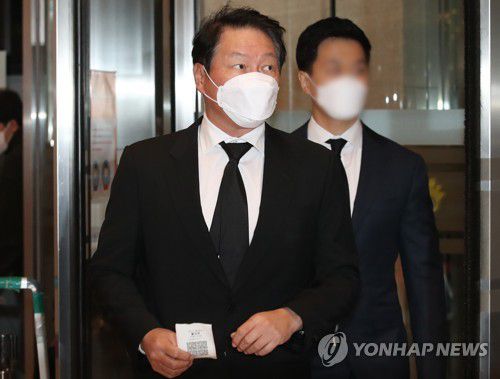 고 이건희 회장 빈소 찾은 최태원 회장(서울=연합뉴스) 이지은 기자 = 최태원 SK 회장이 26일 오후 고(故) 이건희 삼성그룹 회장 빈소가 마련된 서울 강남구 서울삼성병원 장례식장에 들어서고 있다. 2020.10.26 jieunlee@yna.co.kr