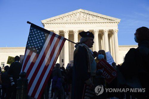 26일(현지시간) 미국 대법원 앞에 모여든 코니 배럿 지지자들[AFP=연합뉴스 자료사진]