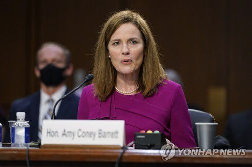 미 상원에서 26일(현지시간) 인준안이 가결된 에이미 코니 배럿연방대법관 지명자 [Pool photo by Patrick Semansky/UPI]