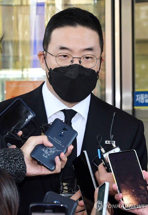 고 이건희 회장 빈소 찾은 구광모 LG 회장(서울=연합뉴스) 구광모 LG그룹 회장이 27일 오전 고 이건희 삼성그룹 회장의 빈소가 마련된 서울 강남구 삼성서울병원 장례식장에서 조문을 마친 뒤 취재진의 질문에 답하고 있다. 2020.10.27 [사진공동취재단] photo@yna.co.kr