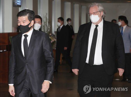 고 이건희 회장 조문 마친 제프리 존스-제임스 김(서울=연합뉴스) 제프리 존스 주한미국상공회의소 이사회 회장(오른쪽)과 제임스 김 주한미국상공회의소 회장이 27일 오후 고 이건희 삼성그룹 회장의 빈소가 마련된 서울 강남구 삼성서울병원 장례식장에서 조문을 마친 뒤 건물을 나서고 있다. 2020.10.27 [사진공동취재단] photo@yna.co.kr