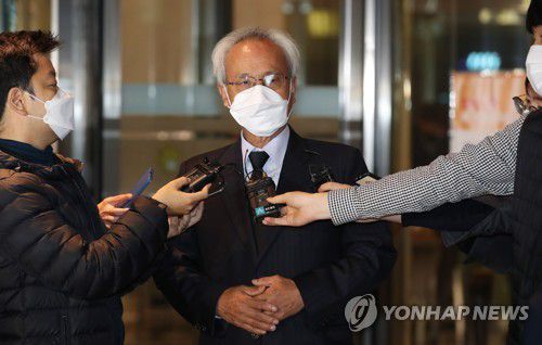 조문 마친 문성현 위원장(서울=연합뉴스) 류영석 기자 = 문성현 경제사회노동위원회 위원장이 27일 오후 고 이건희 삼성그룹 회장의 빈소가 마련된 서울 강남구 삼성서울병원 장례식장에서 조문을 마친 뒤 취재진의 질문에 답하고 있다. 2020.10.27 ondol@yna.co.kr